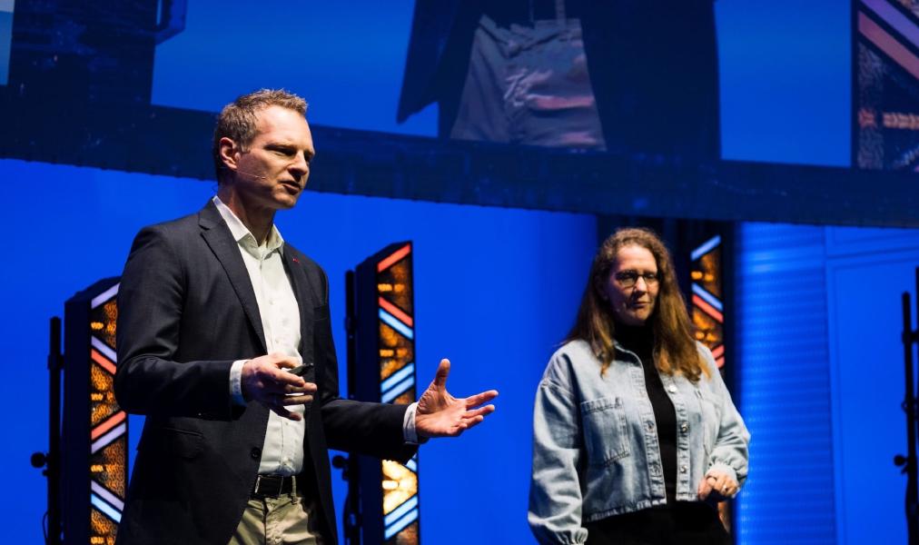 Picture of Jochen Decker and Nicole Göbel on stage of Hamburg IT Strategy Days